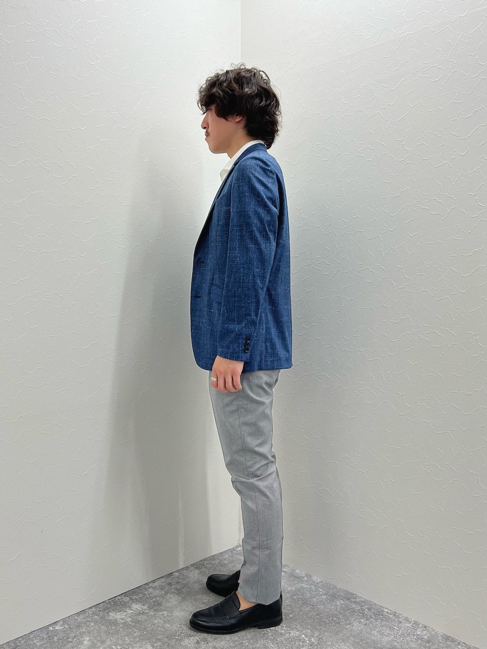 「ジャケット、テーラードジャケット、春コーデ、大人カジュアル、大人コーデ、シンプルコーデ、春夏コーデ、夏コーデ、ポロシャツ、ビジネススタイル、通勤コーデ、きれいめカジュアル、ローファー」｜「Stutostein Nolley'sの《セットアップ/ビジカジ対応》ハイストレッチジャケット（テーラードジャケット、ブルー系）」を使った、nishiokaさん（メンズ・169cm）の春コーディネートの4枚目の写真