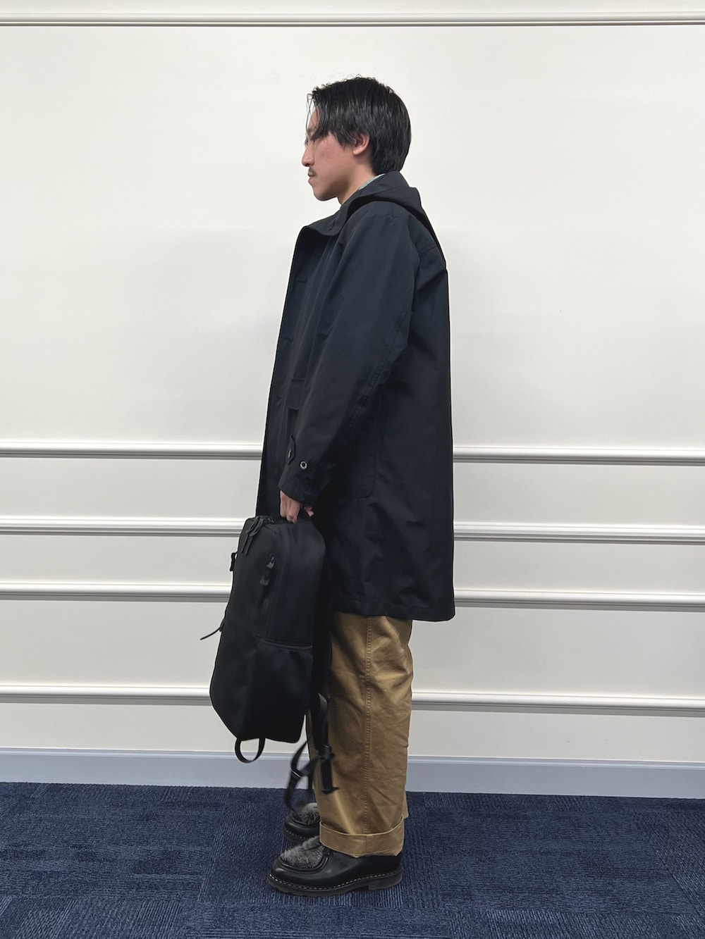 ブラック系のその他アウター、ブルー系のシャツ/ブラウス、グレー系のカーディガン/ボレロを着用したメンズの冬コーディネートの5枚目の写真