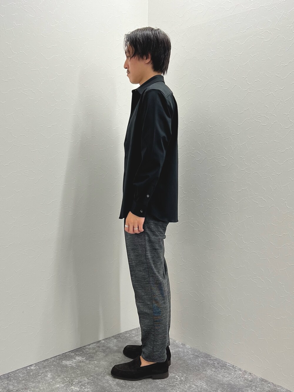 ブラック系のシャツ/ブラウス、ブルー系のその他パンツを着用したメンズの秋コーディネートの4枚目の写真