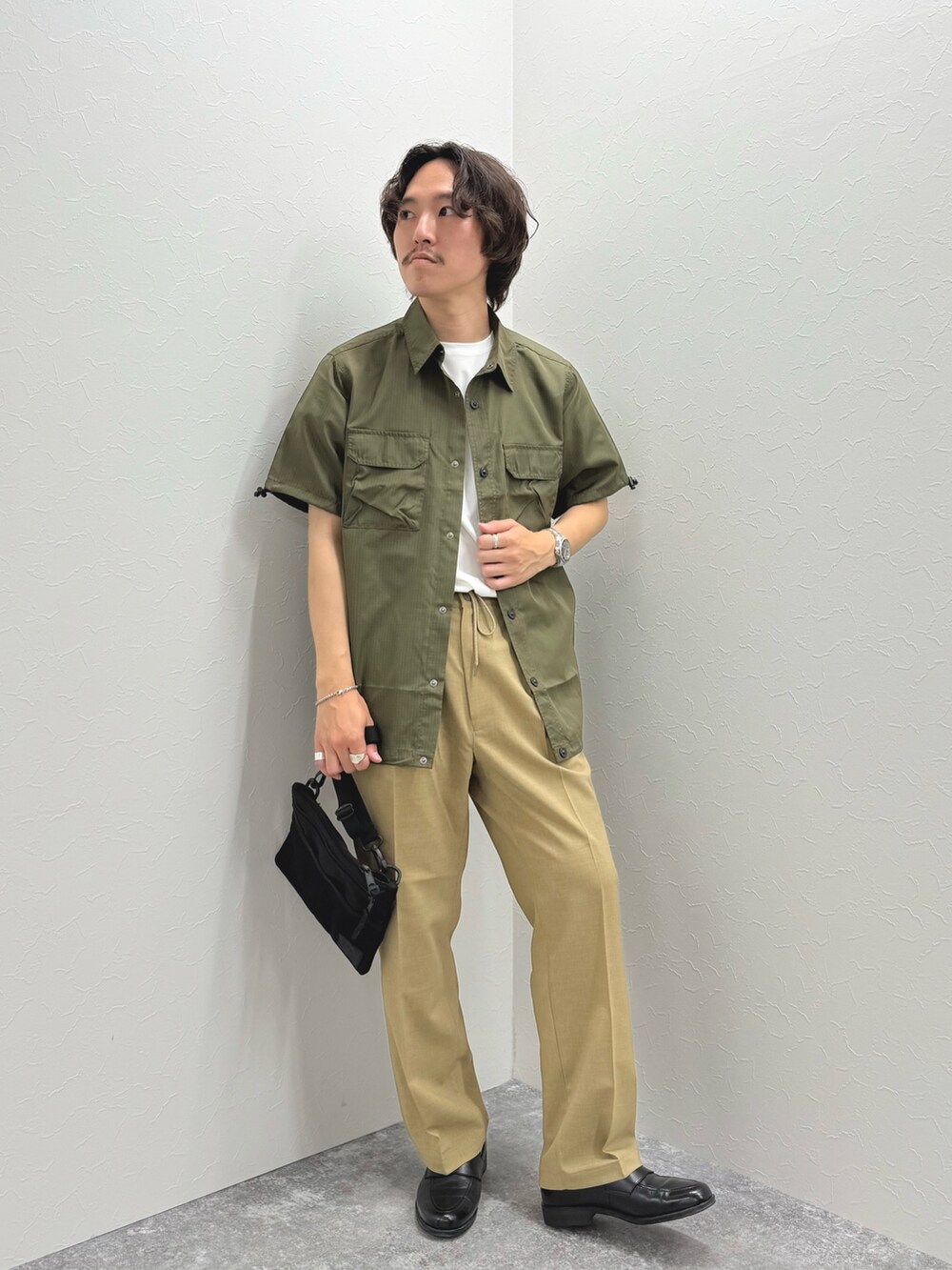 グリーン系のシャツ/ブラウス、ホワイト系のTシャツ/カットソー、ベージュ系のその他パンツを着用したメンズの春コーディネートの3枚目の写真