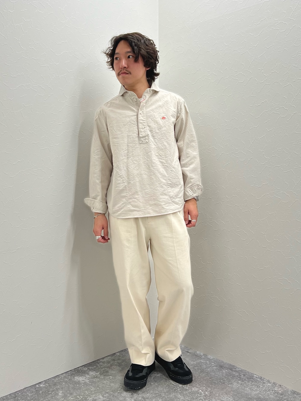 ホワイト系のシャツ/ブラウス、ホワイト系のデニムパンツ、ブラック系のスニーカーを着用したメンズの春コーディネートの2枚目の写真