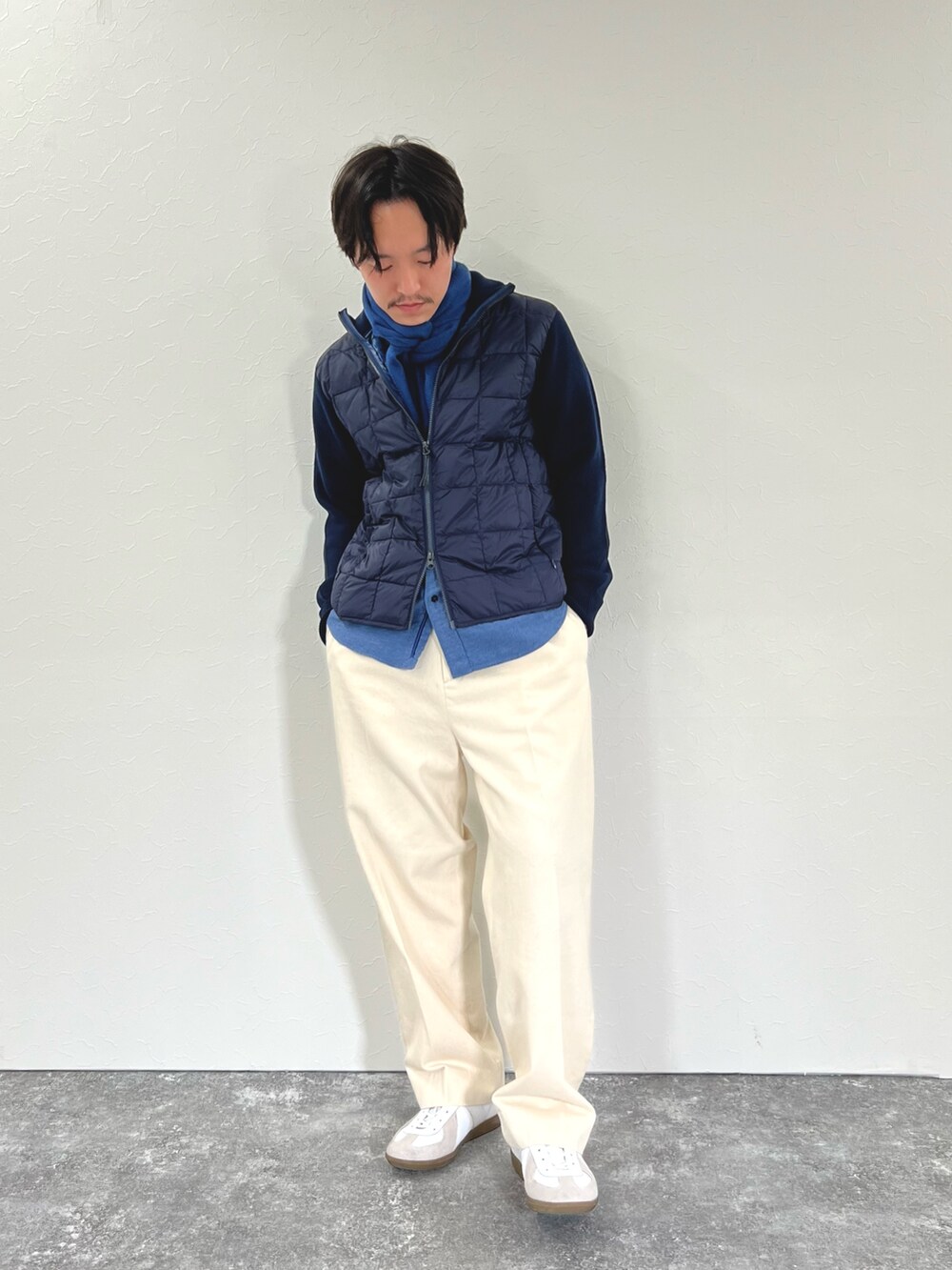 ブルー系のブルゾン、ブルー系のシャツ/ブラウス、ブルー系のマフラーを着用したメンズの冬コーディネートの4枚目の写真