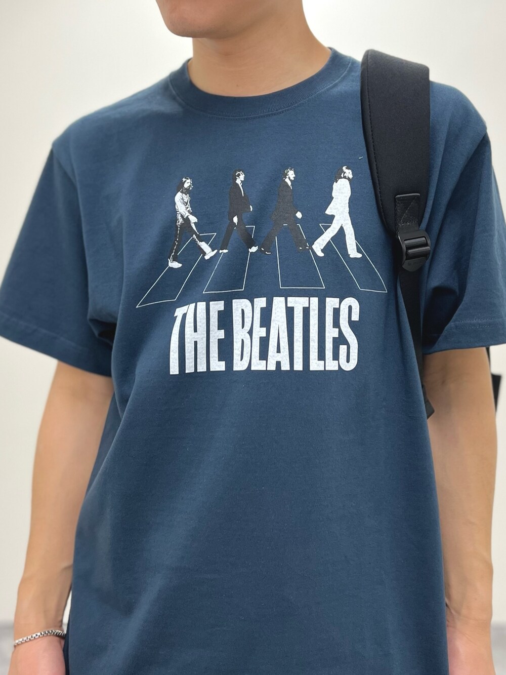 ブルー系のTシャツ/カットソー、ブラック系のバックパック/リュックを着用したメンズの春コーディネートの6枚目の写真