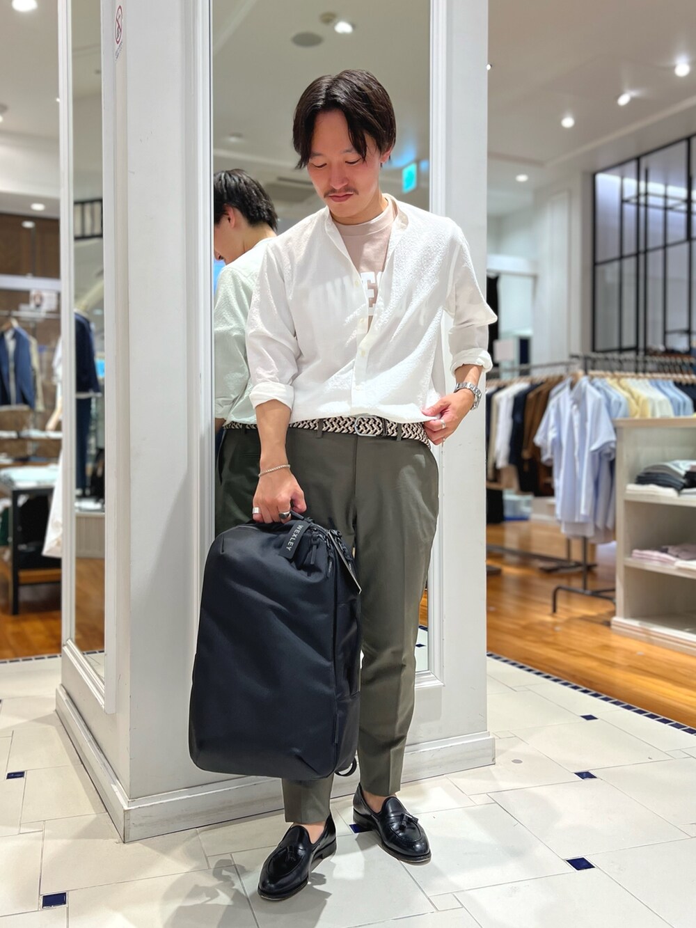 ホワイト系のシャツ/ブラウス、ピンク系のTシャツ/カットソー、グリーン系のチノパンツを着用したメンズの春コーディネートの2枚目の写真