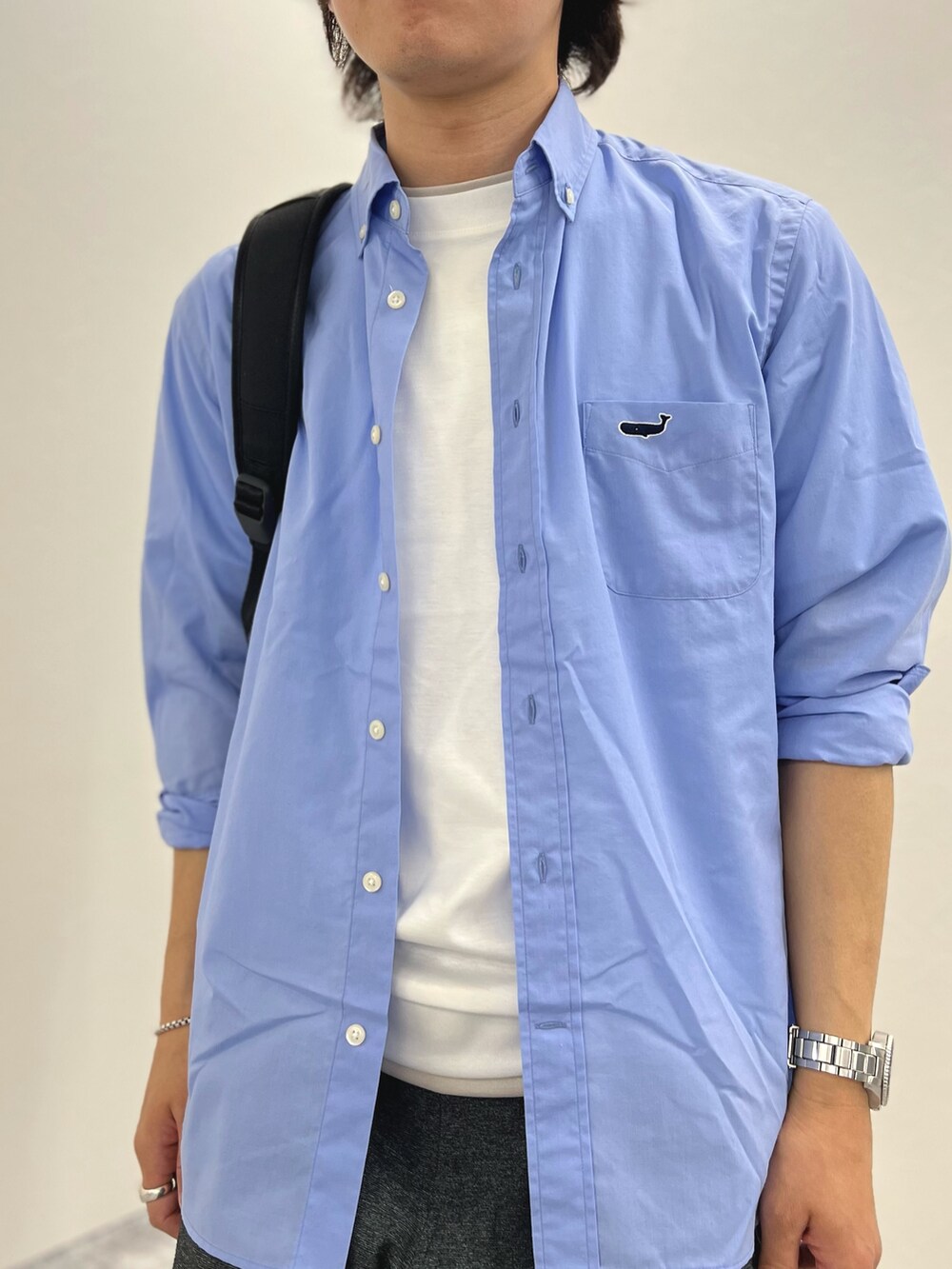 ブルー系のシャツ/ブラウス、ホワイト系のTシャツ/カットソー、グレー系のその他パンツを着用したメンズの春コーディネートの8枚目の写真