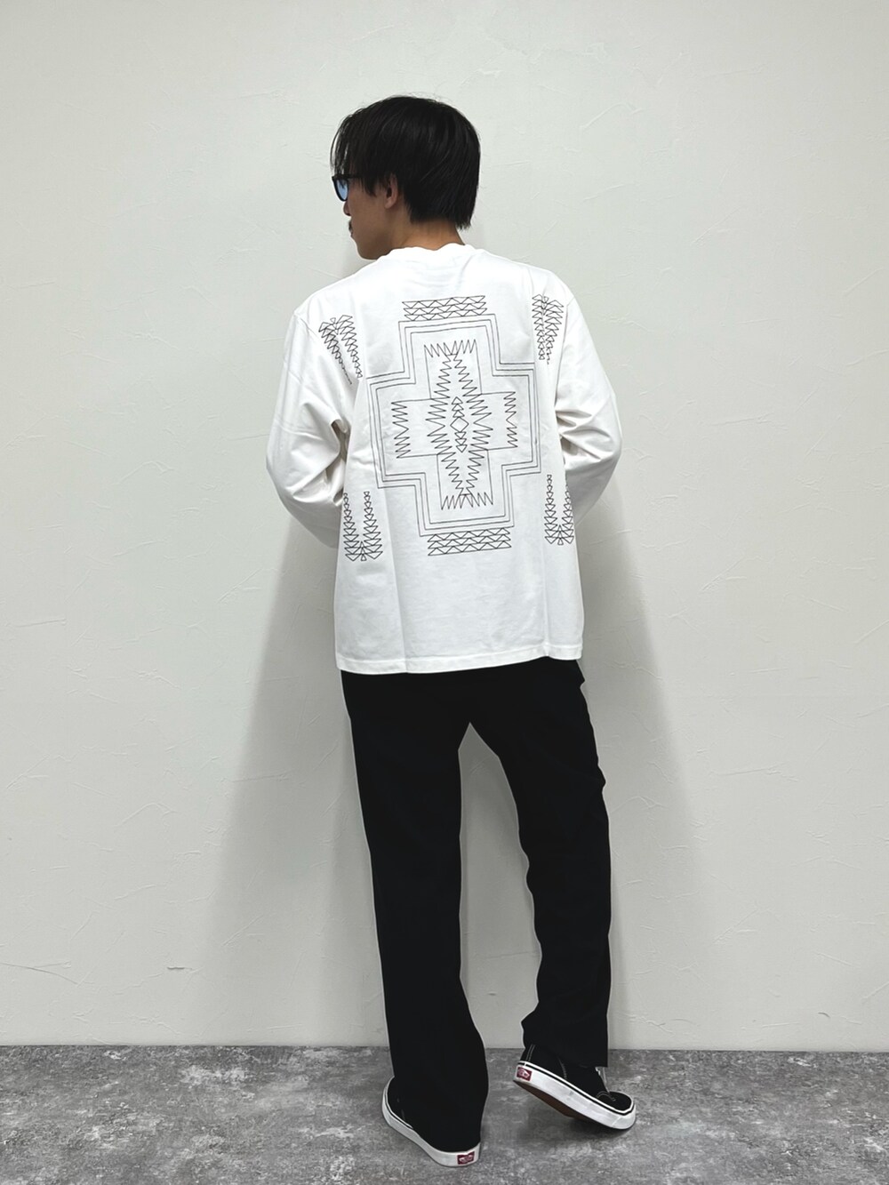 ホワイト系のTシャツ/カットソー、ブラック系のスニーカーを着用したメンズの秋コーディネートの3枚目の写真