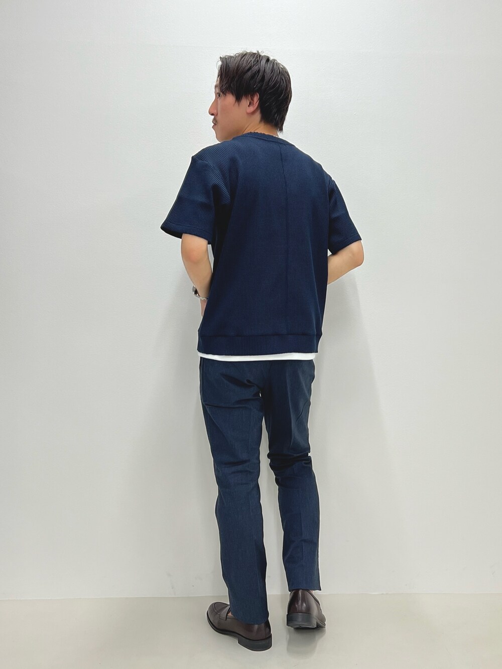 ブルー系のTシャツ/カットソー、ブルー系のチノパンツ、ブラウン系のローファーを着用したメンズの夏コーディネートの6枚目の写真