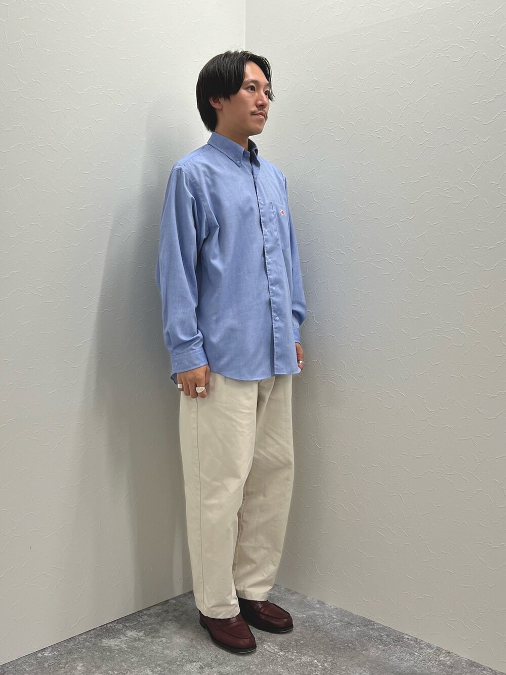 ブルー系のシャツ/ブラウス、グレー系のTシャツ/カットソー、ブラウン系のローファーを着用したメンズの夏コーディネートの6枚目の写真