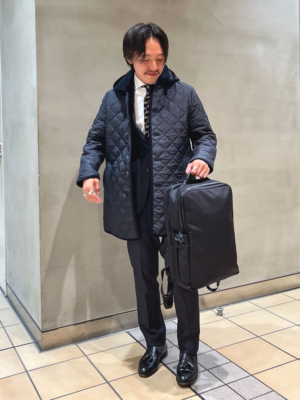 ブルー系のブルゾン、ブルー系のその他パンツ、ブルー系のテーラードジャケットを着用したメンズの秋コーディネートの3枚目の写真