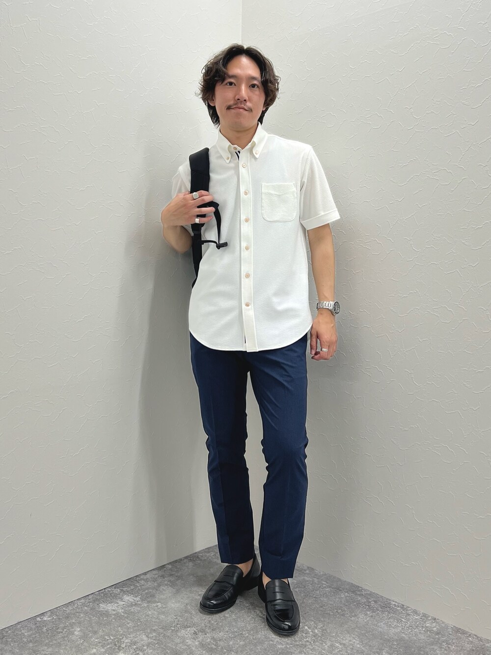 ホワイト系のシャツ/ブラウス、ブルー系のその他パンツ、ブラック系のバックパック/リュックを着用したメンズの春コーディネートの3枚目の写真