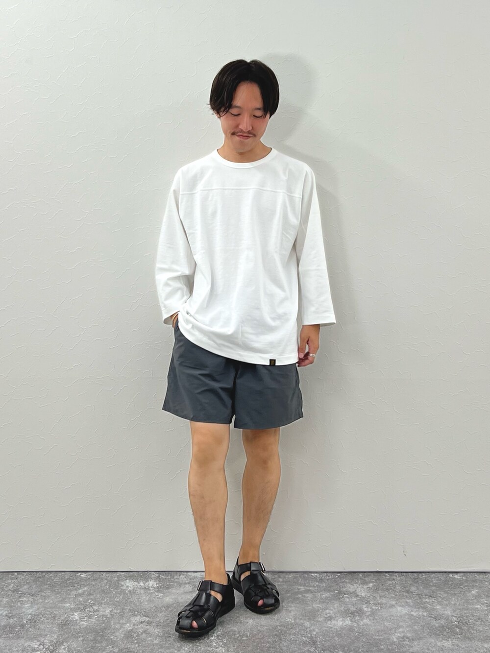 「フェススタイル、夏コーデ、ショートパンツ、サンダル、シンプル、ハーフパンツ、白Tシャツ、休日スタイル、休日コーデ、Tシャツ、シンプルスタイル、フットボールTシャツ」｜「NOLLEY’Sの《水陸両用》クジラ バーサタイルナイロンショーツ（その他パンツ、グレー系）」を使った、nishiokaさん（メンズ・169cm）の夏コーディネートの4枚目の写真