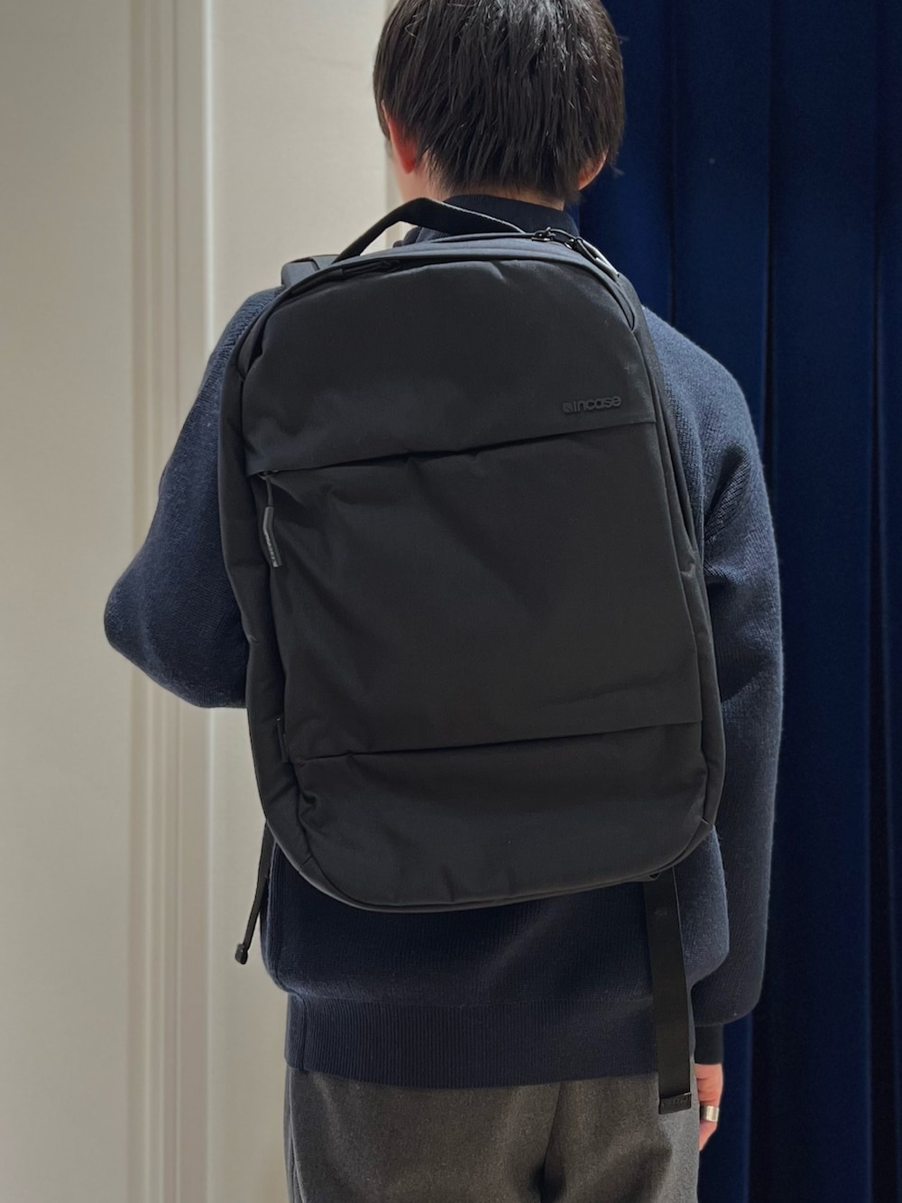 ブルー系のニット/セーター、ブルー系のネクタイ、ブラウン系のローファーを着用したメンズの冬コーディネートの5枚目の写真