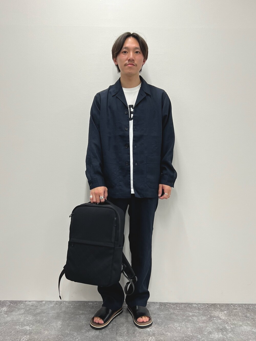 ブルー系のシャツ/ブラウス、ホワイト系のTシャツ/カットソー、ブルー系のその他パンツを着用したメンズの春コーディネートの2枚目の写真