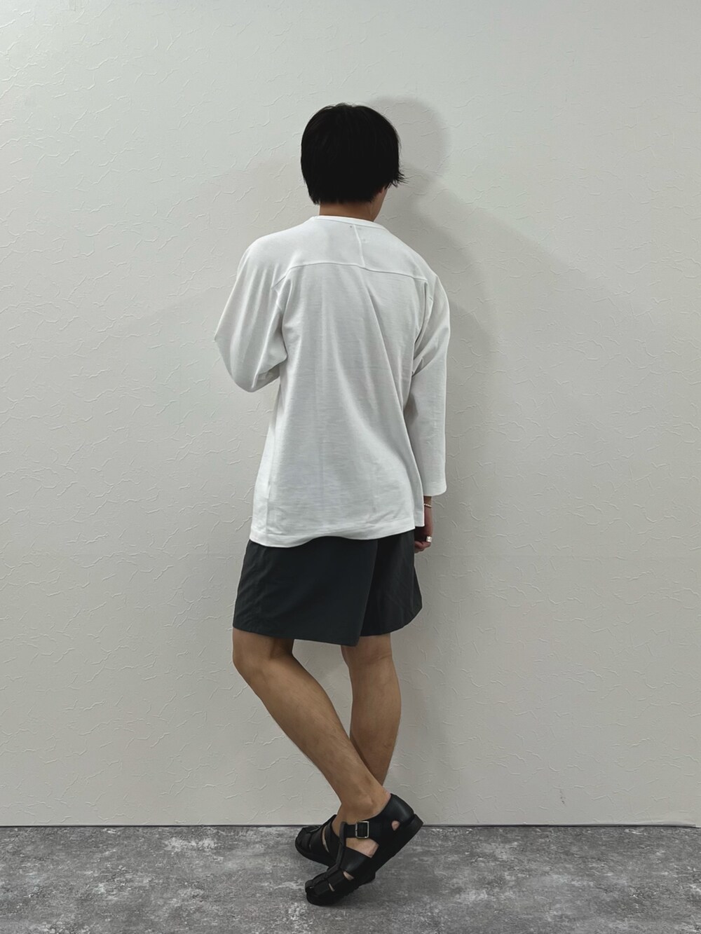 「フェススタイル、夏コーデ、ショートパンツ、サンダル、シンプル、ハーフパンツ、白Tシャツ、休日スタイル、休日コーデ、Tシャツ、シンプルスタイル、フットボールTシャツ」｜「NOLLEY’Sの《水陸両用》クジラ バーサタイルナイロンショーツ（その他パンツ、グレー系）」を使った、nishiokaさん（メンズ・169cm）の夏コーディネートの6枚目の写真