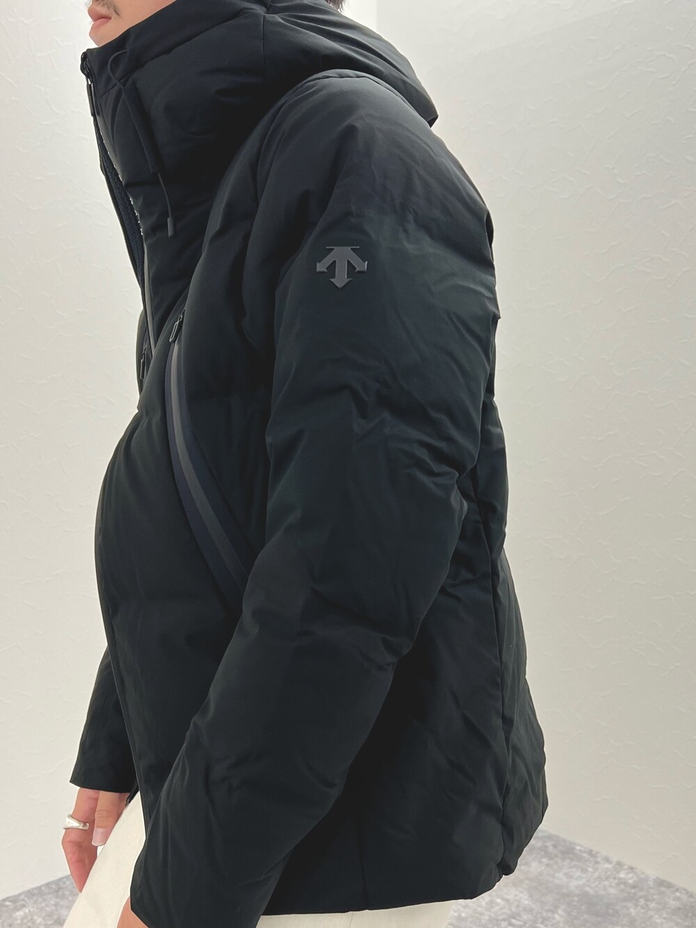 ブラック系のダウンジャケット/コート、グレー系のTシャツ/カットソーを着用したメンズの秋コーディネートの8枚目の写真