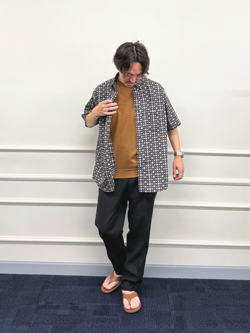 「柄シャツ、レイヤードスタイル、サンダル、夏コーデ、Tシャツ、シャツスタイル、お出かけコーデ、ブラックコーデ、カジュアル、カジュアルコーデ、リラックススタイル、ブラック、オトナカジュアル」｜「NOLLEY’Sの【DotAir】吸水速乾 総柄BDシャツ 25SS（シャツ/ブラウス、ブラック系）」を使った、nishiokaさん（メンズ・169cm）の夏コーディネートの4枚目の写真