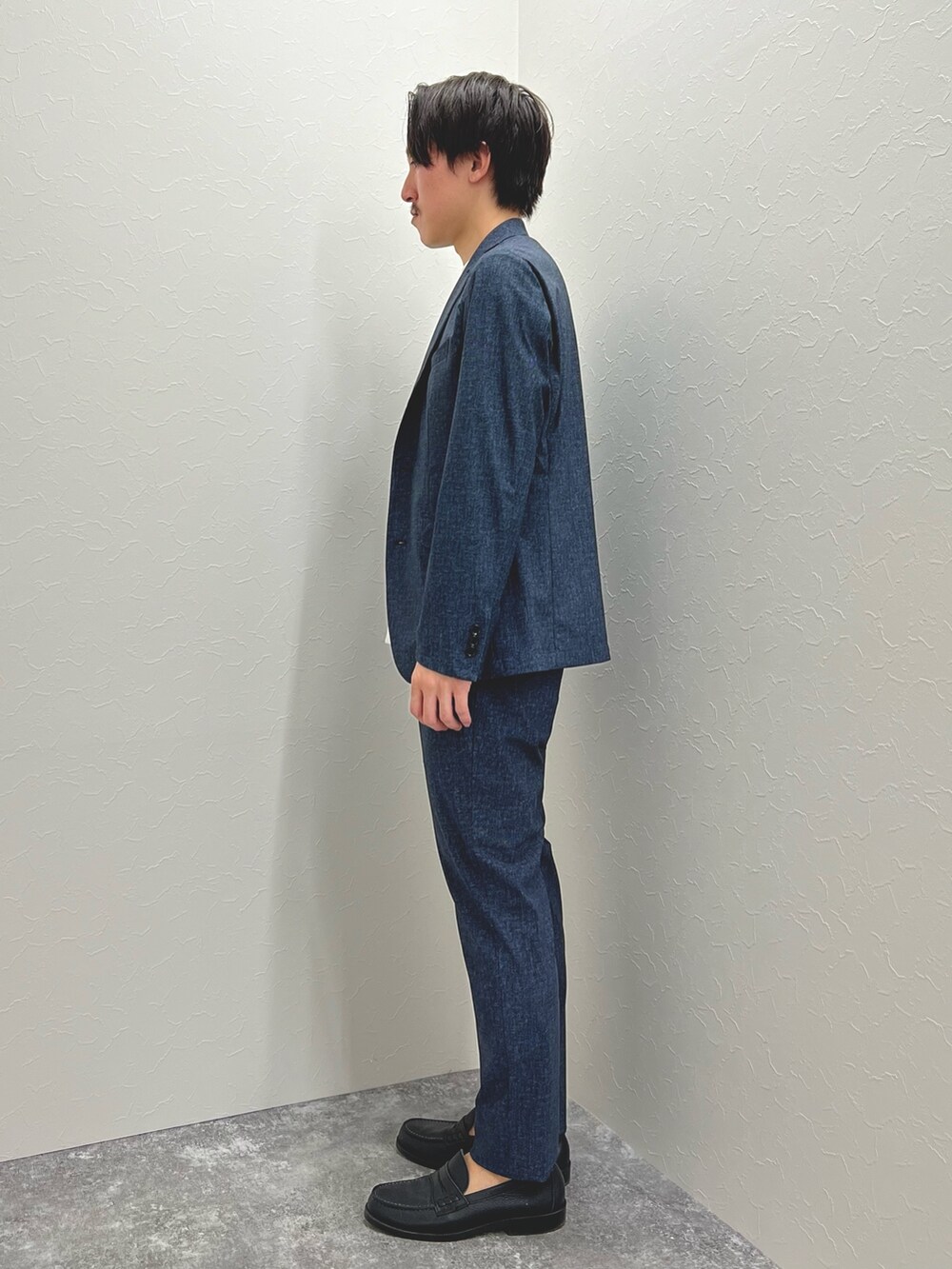 ブルー系のその他パンツ、ホワイト系のTシャツ/カットソー、ブルー系のテーラードジャケットを着用したメンズの春コーディネートの4枚目の写真