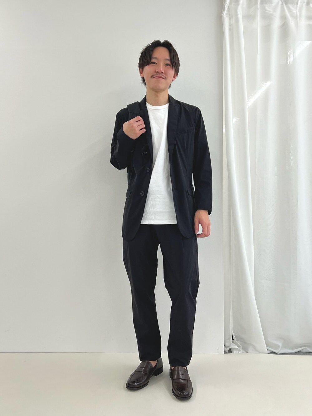 ブラック系のバックパック/リュック、ブルー系のテーラードジャケット、ブルー系のその他パンツを着用したメンズの夏コーディネートの3枚目の写真