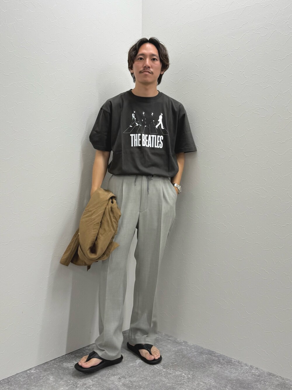 ブラック系のTシャツ/カットソー、ベージュ系のシャツ/ブラウス、グレー系のその他パンツを着用したメンズの夏コーディネートの2枚目の写真
