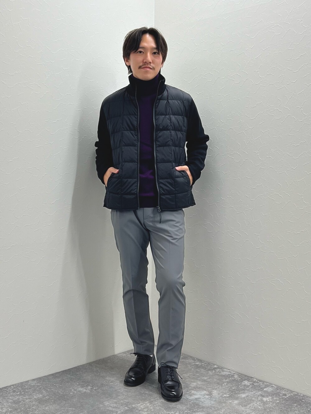 ブラック系のブルゾン、パープル系のニット/セーター、ブラック系のドレスシューズを着用したメンズの秋コーディネートの3枚目の写真