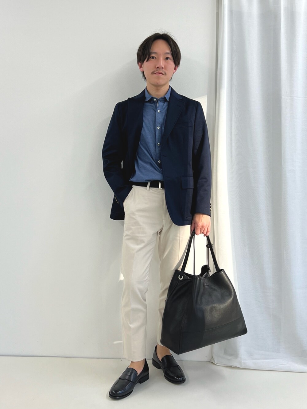 ブルー系のシャツ/ブラウス、ホワイト系のチノパンツ、ブラック系のローファーを着用したメンズの春コーディネートの3枚目の写真