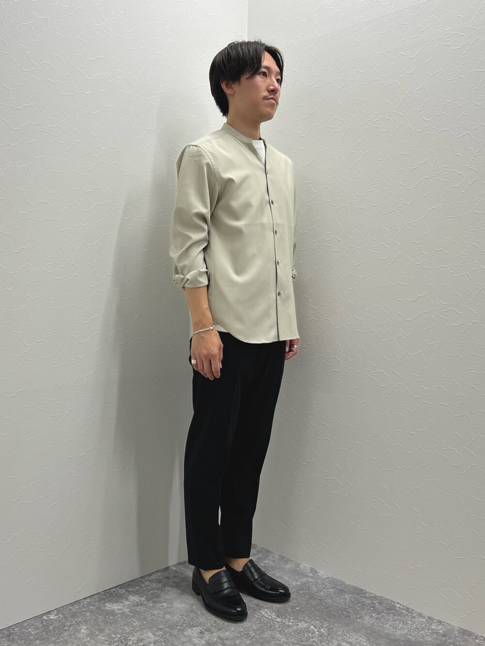 ベージュ系のシャツ/ブラウス、ホワイト系のTシャツ/カットソー、ブラック系のその他パンツを着用したメンズの夏コーディネートの4枚目の写真