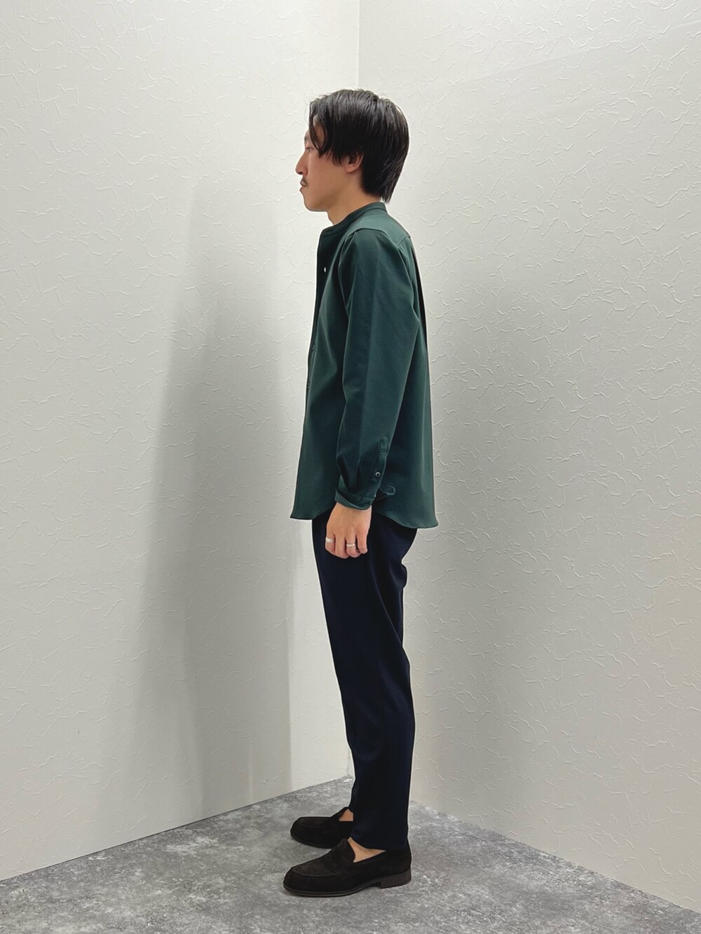 グリーン系のシャツ/ブラウス、ホワイト系のTシャツ/カットソー、ブルー系のその他パンツを着用したメンズの秋コーディネートの5枚目の写真