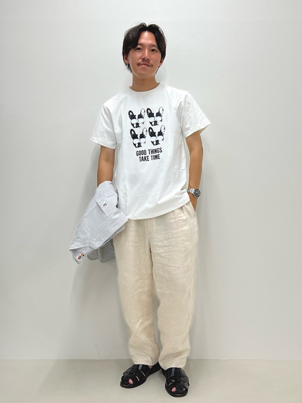 ブラック系のシャツ/ブラウス、ホワイト系のTシャツ/カットソー、ブラック系のサンダルを着用したメンズの夏コーディネートの3枚目の写真
