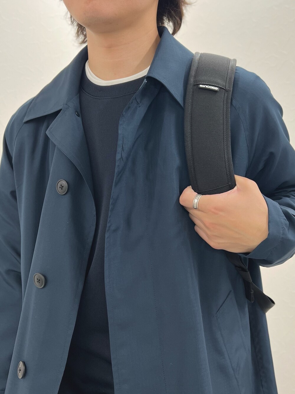 「休日スタイル、お出かけコーデ、ローファー、大人カジュアル、オトナカジュアル、ラフコーデ、春夏コーデ、春コーデ、カジュアル、カジュアルコーデ、コート、バックパック、バッグ、春アウター」|「TAIONの【TAION/タイオン】《ビジカジ対応》別注ステンカラーコート 25SS(ステンカラーコート、ブルー系)」を使った、nishiokaさん(メンズ・169cm)の春コーディネートの7枚目の写真