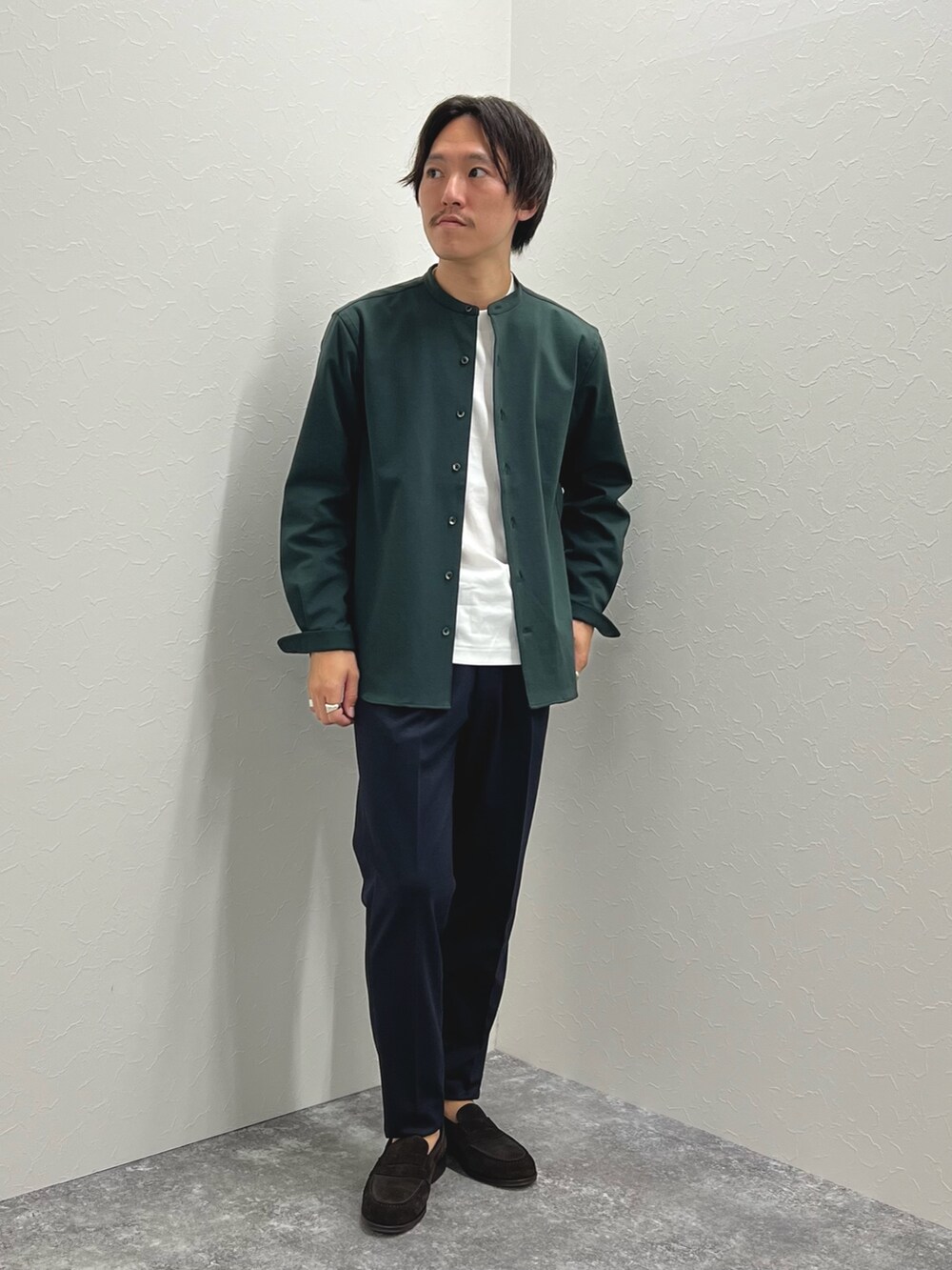 グリーン系のシャツ/ブラウス、ホワイト系のTシャツ/カットソー、ブルー系のその他パンツを着用したメンズの秋コーディネートの2枚目の写真