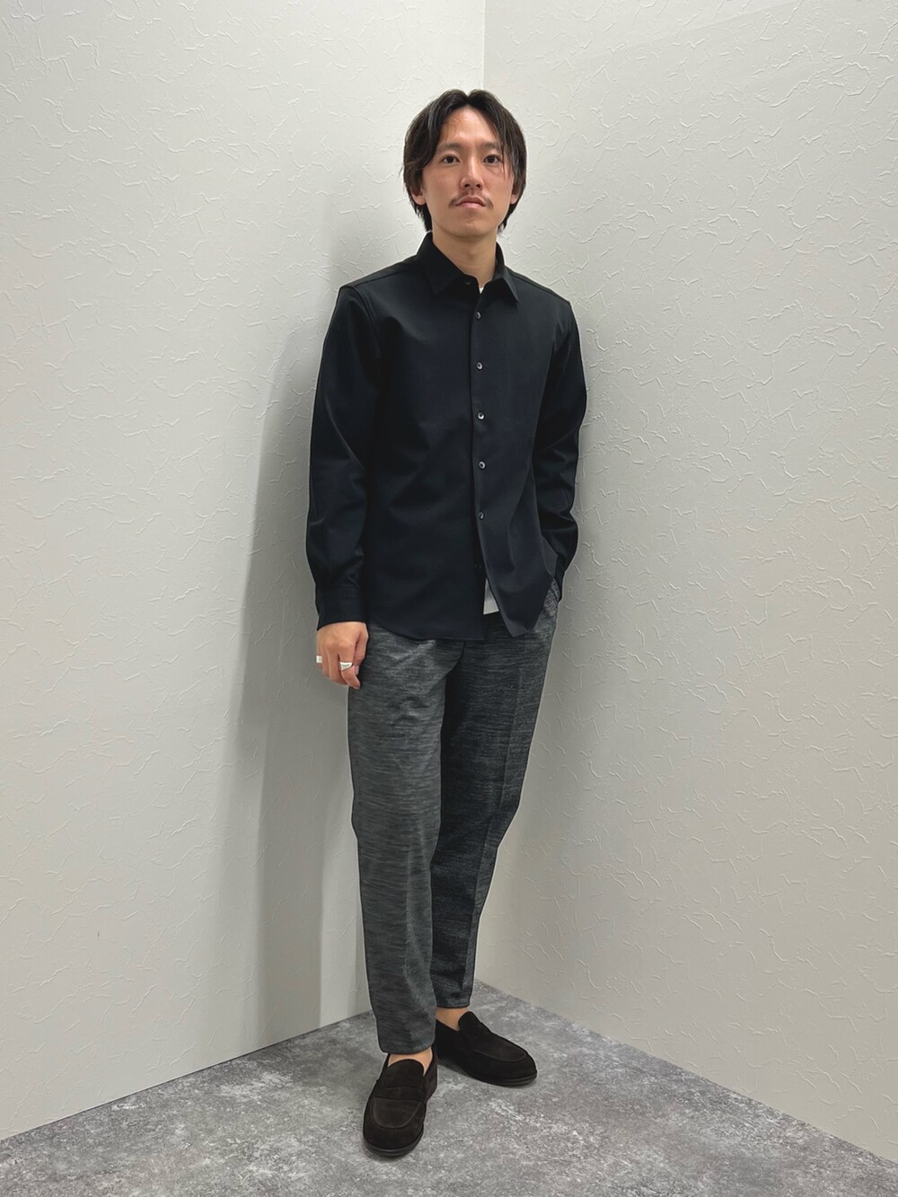 ブラック系のシャツ/ブラウス、ブルー系のその他パンツを着用したメンズの秋コーディネートの2枚目の写真