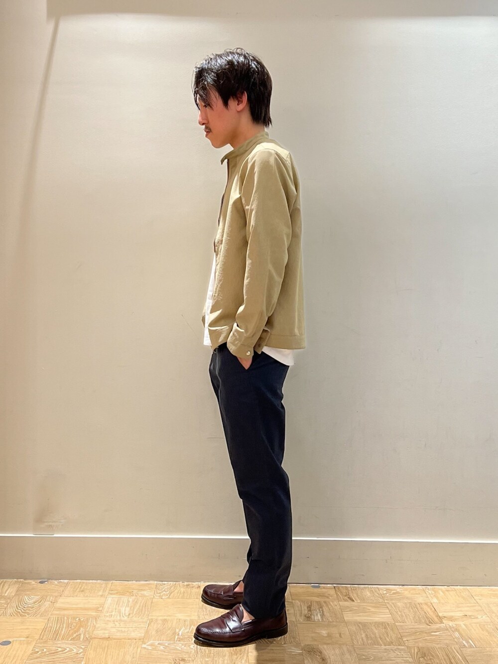 ベージュ系のシャツ/ブラウス、ブルー系のその他パンツを着用したメンズの夏コーディネートの2枚目の写真