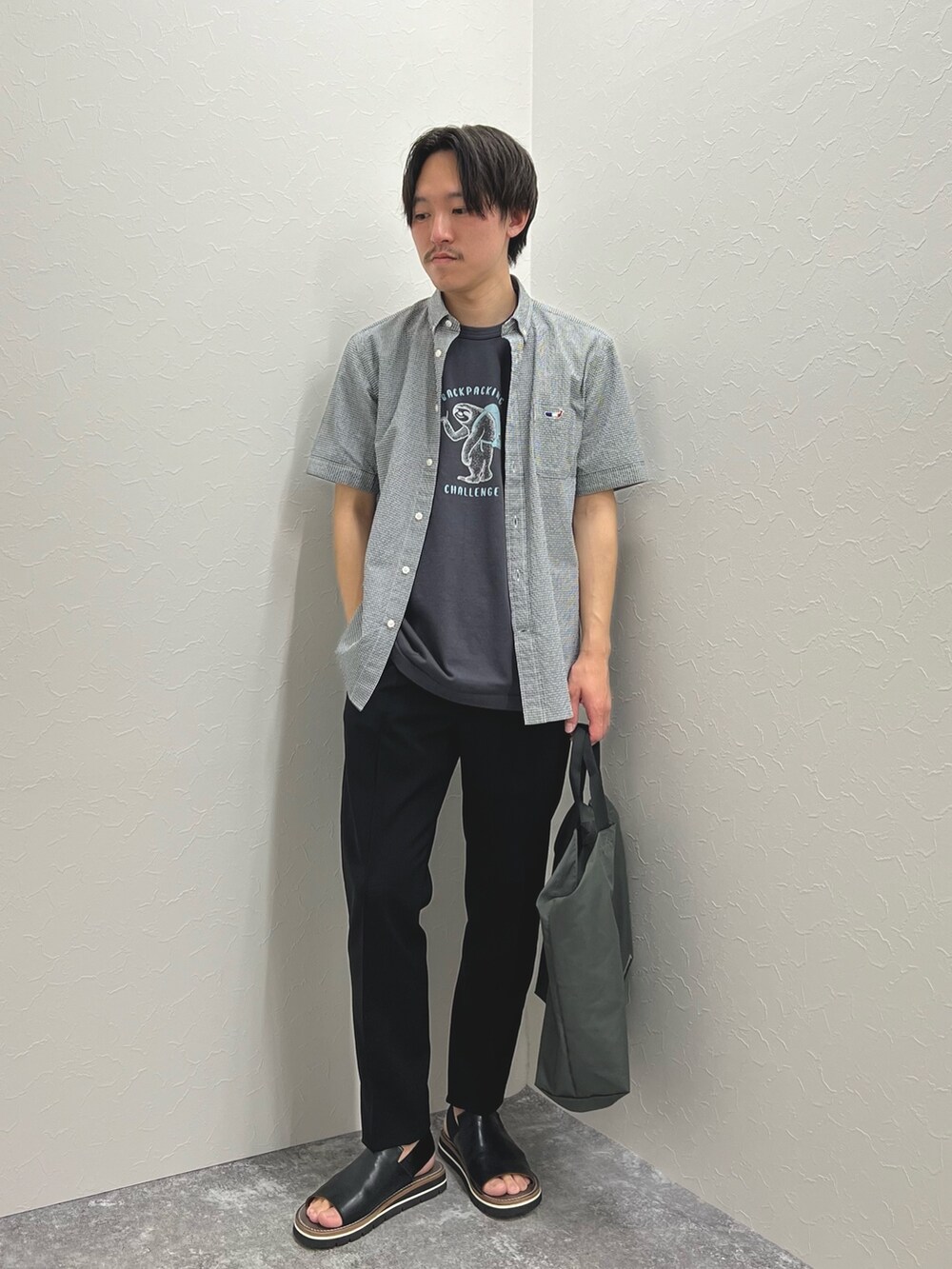 「きれいめカジュアル、春夏コーデ、シャツスタイル、休日スタイル、シンプルコーデ、低身長コーデ、リラックススタイル、お出かけコーデ、Tシャツ、夏服、リネン、カジュアルコーデ、夏コーデ、トートバッグ、プリントT」|「NOLLEY’Sのリネンブレンド クジラBD 半袖シャツ(シャツ/ブラウス、ブラック系)」を使った、nishiokaさん(メンズ・169cm)の春コーディネートの2枚目の写真