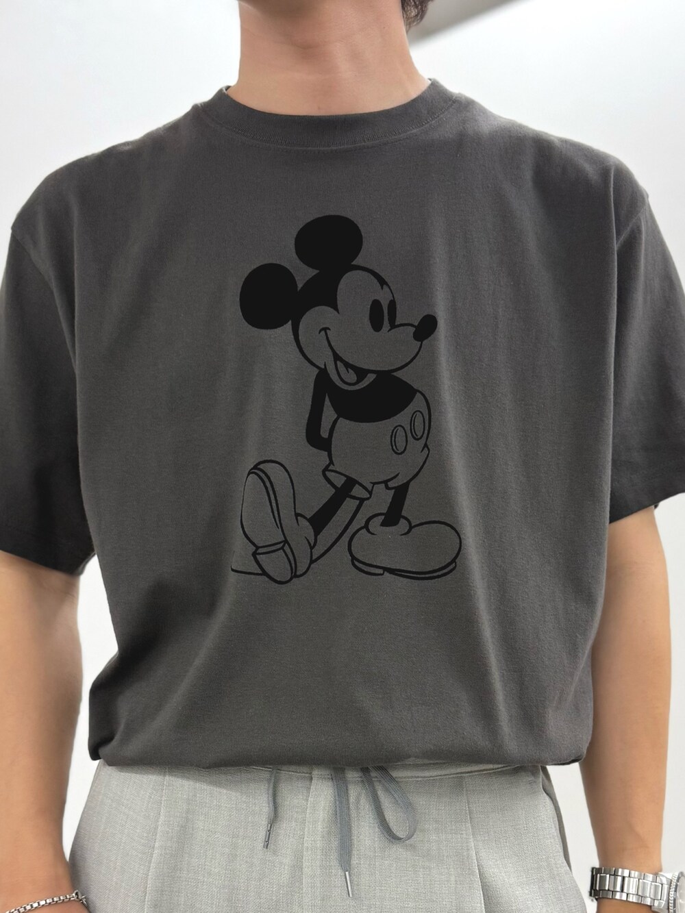 ブラック系のTシャツ/カットソー、ホワイト系のトートバッグ、ブラック系のサンダルを着用したメンズの夏コーディネートの5枚目の写真