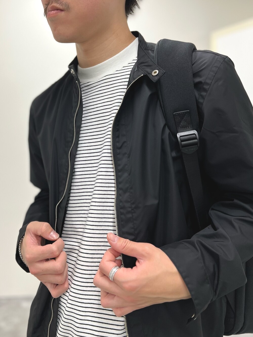 ブラック系のブルゾン、ベージュ系のその他パンツ、ブラック系のサンダルを着用したメンズの春コーディネートの8枚目の写真
