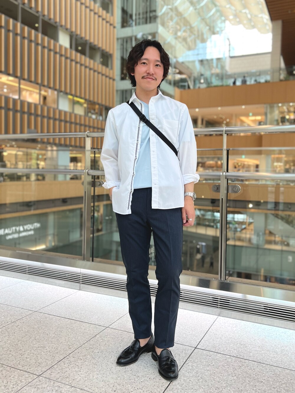 ホワイト系のシャツ/ブラウス、ブルー系のTシャツ/カットソー、ブラック系のショルダーバッグを着用したメンズの春コーディネートの4枚目の写真