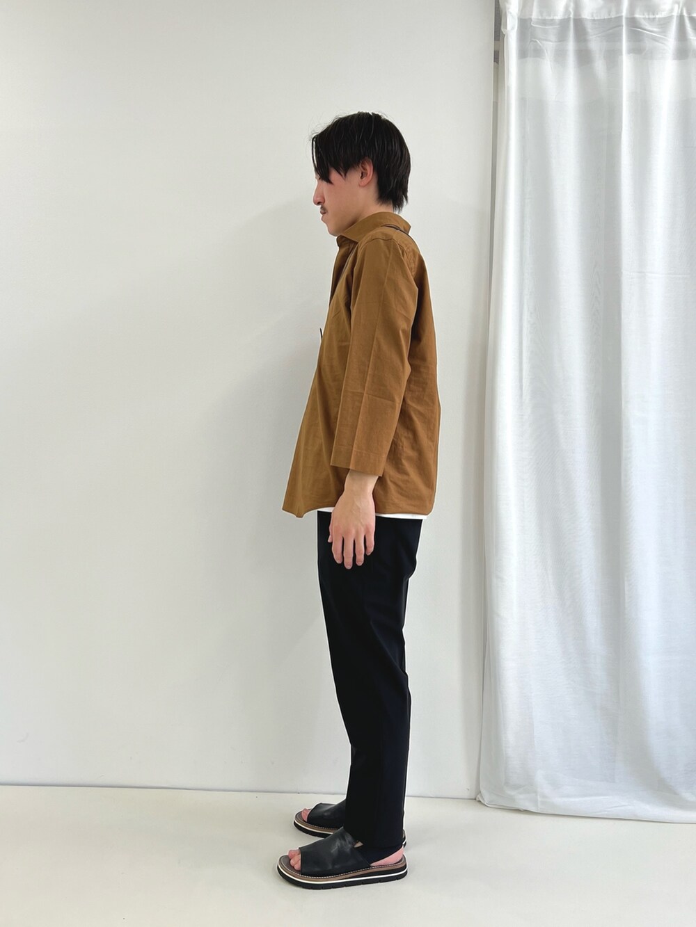 イエロー系のシャツ/ブラウス、ブラック系のショルダーバッグ、ブラック系のその他パンツを着用したメンズの春コーディネートの3枚目の写真