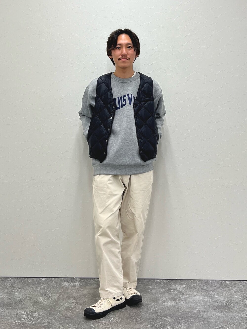 ブラック系のダウンベスト、グレー系のスウェットを着用したメンズの秋コーディネートの2枚目の写真