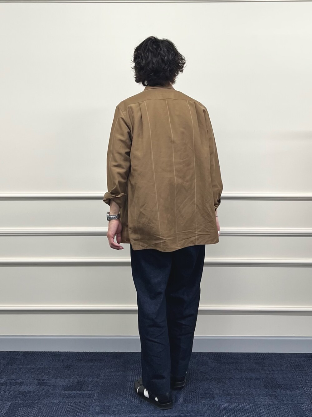 ホワイト系のTシャツ/カットソー、ベージュ系のシャツ/ブラウス、ブルー系のデニムパンツを着用したメンズの春コーディネートの6枚目の写真