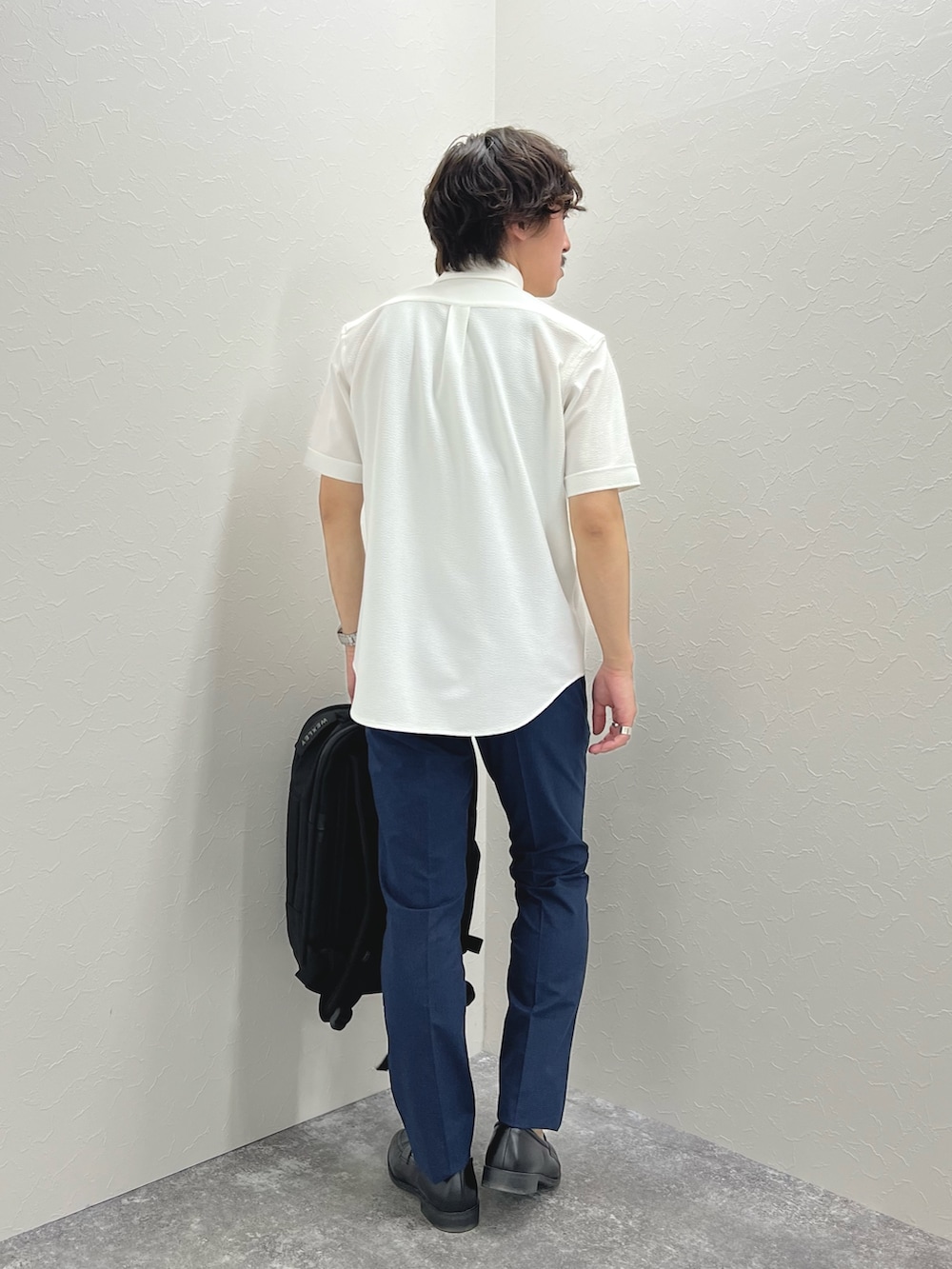 ホワイト系のシャツ/ブラウス、ブルー系のその他パンツ、ブラック系のバックパック/リュックを着用したメンズの春コーディネートの6枚目の写真