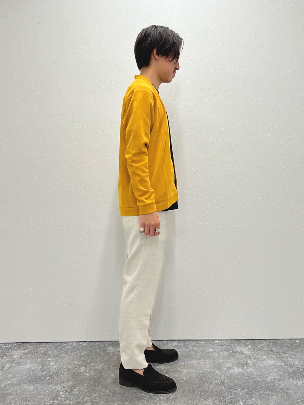 イエロー系のカーディガン/ボレロ、ブラック系のTシャツ/カットソー、ホワイト系のその他パンツを着用したメンズの夏コーディネートの4枚目の写真
