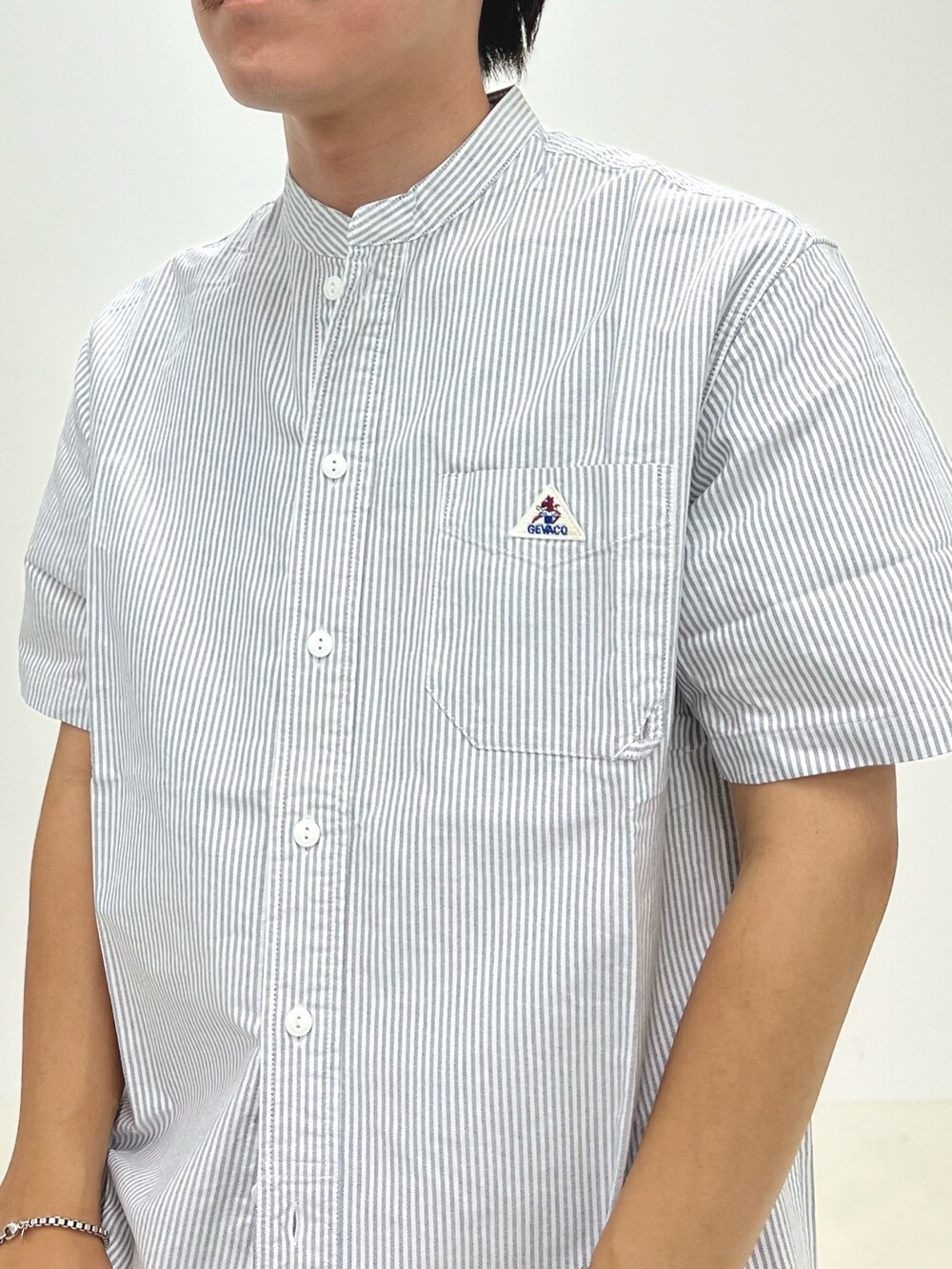ブラック系のシャツ/ブラウス、ホワイト系のTシャツ/カットソー、ブラック系のサンダルを着用したメンズの夏コーディネートの7枚目の写真