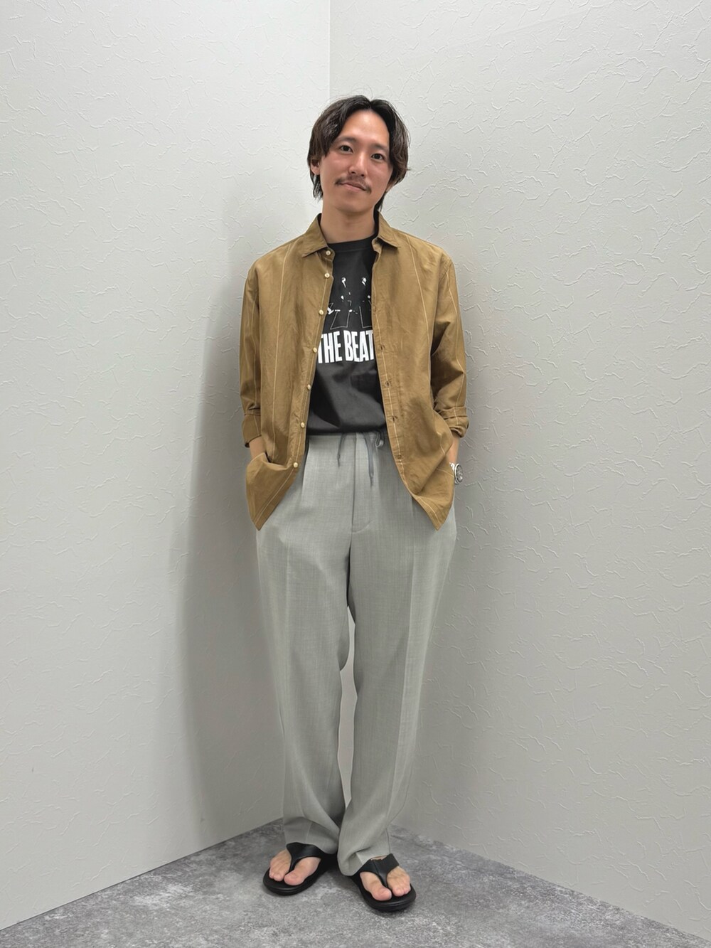 ブラック系のTシャツ/カットソー、ベージュ系のシャツ/ブラウス、グレー系のその他パンツを着用したメンズの夏コーディネートの4枚目の写真