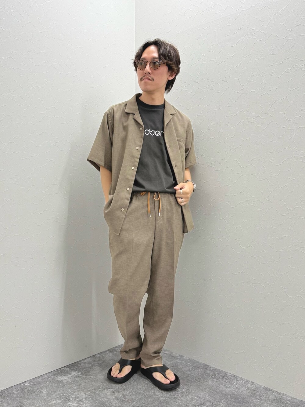 ベージュ系のシャツ/ブラウス、グレー系のTシャツ/カットソー、ベージュ系のその他パンツを着用したメンズの夏コーディネートの2枚目の写真