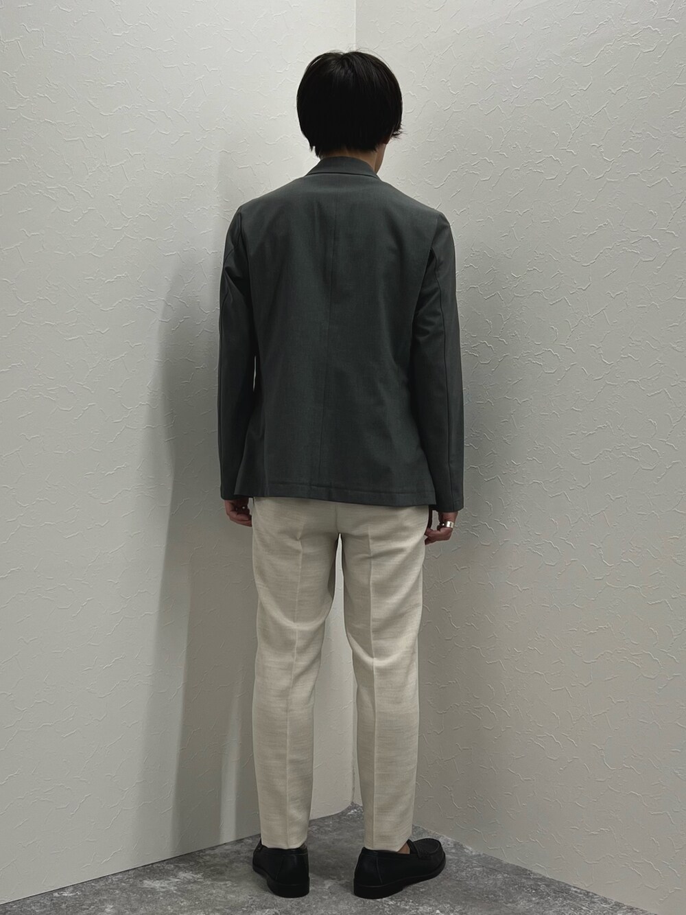グレー系のテーラードジャケット、ブルー系のTシャツ/カットソー、ホワイト系のその他パンツを着用したメンズの夏コーディネートの6枚目の写真