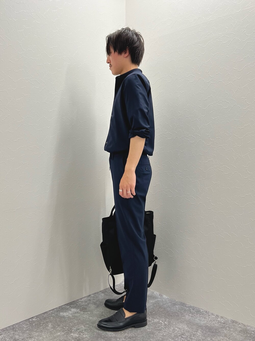 ブルー系のシャツ/ブラウス、ブルー系のその他パンツ、ホワイト系のTシャツ/カットソーを着用したメンズの夏コーディネートの5枚目の写真