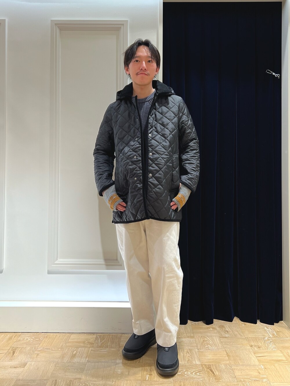 「冬アウター、休日スタイル、お出かけコーデ、ブーツ、きれいめカジュアル、レイヤードスタイル、冬コーデ、シンプルコーデ、大人カジュアル、ブルゾン、キルティング、秋冬コーデ、ファッションを楽しもう、冬、カジュアルコーデ」｜「Traditional Weatherwearの【Traditional WeatherWear/トラディショナルウェザーウェア】別注DERBY HOOD WITH DOT BUTTON（ステンカラーコート、ブラック系）」を使った、nishiokaさん（メンズ・169cm）の冬コーディネートの5枚目の写真