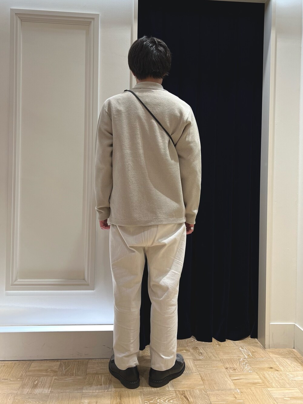 ベージュ系のカーディガン/ボレロ、ブルー系のシャツ/ブラウス、ブラック系のショルダーバッグを着用したメンズの冬コーディネートの4枚目の写真