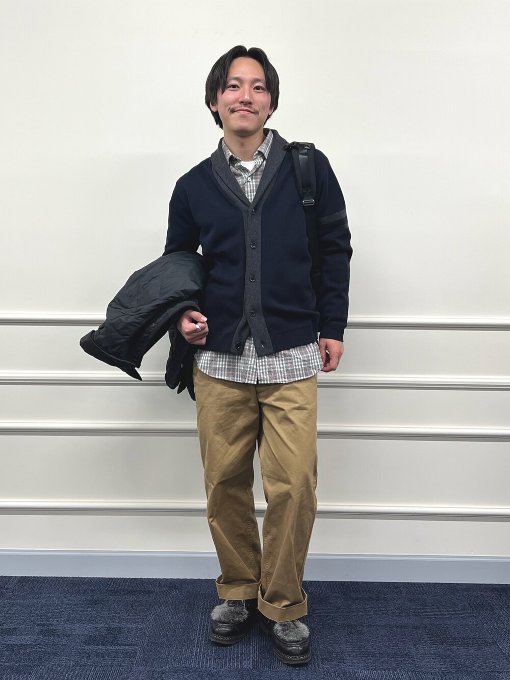 グレー系のダウンジャケット/コート、ホワイト系のシャツ/ブラウス、ブルー系のカーディガン/ボレロを着用したメンズの冬コーディネートの4枚目の写真