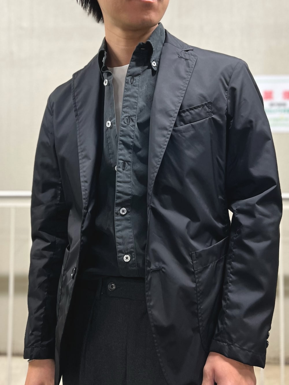 ブラック系のショルダーバッグ、ブラック系のシャツ/ブラウス、ブラック系のテーラードジャケットを着用したメンズの冬コーディネートの6枚目の写真